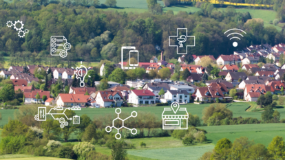 Eine ländliche Ortschaft mit roten Dächern, umgeben von grünen Feldern und Wäldern. Über dem Bild sind weiße Symbole für digitale Vernetzung und smarte Technologien eingeblendet.