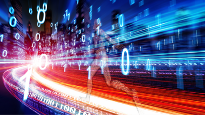 digitale Transformation im Mittelstand Abstrakte Darstellung eines digitalen Läufers, der von Datenströmen und Binärcodes umgeben ist, mit einem verschwommenen Hintergrund einer modernen Stadtlandschaft bei Nacht.