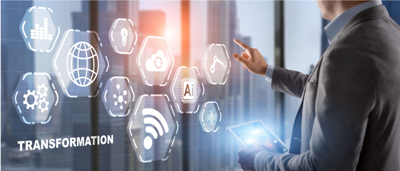 Geschäftsperson interagiert mit virtueller Benutzeroberfläche, die Symbole für digitale Transformation zeigt, einschließlich eines Globus, Zahnrädern, einer Glühbirne und KI-Symbolen, mit einem Tablet in der Hand.